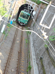 江ノ電唯一のトンネル、極楽洞を駆け抜ける！