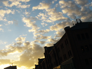 夕焼けの空を見上げて、思い出を紡ぐ。